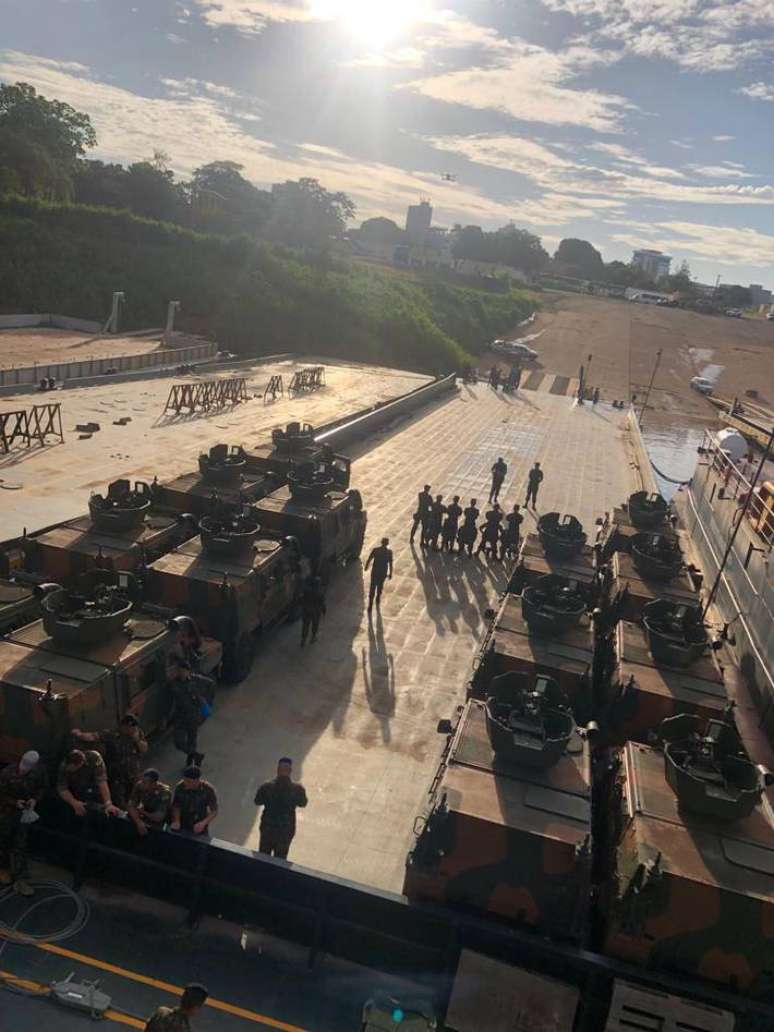 "Opera&ccedil;&atilde;o Roraima" leva viaturas blindadas e m&iacute;sseis anticarro at&eacute; Roraima, para refor&ccedil;ar a fronteira norte do Pa&iacute;s.