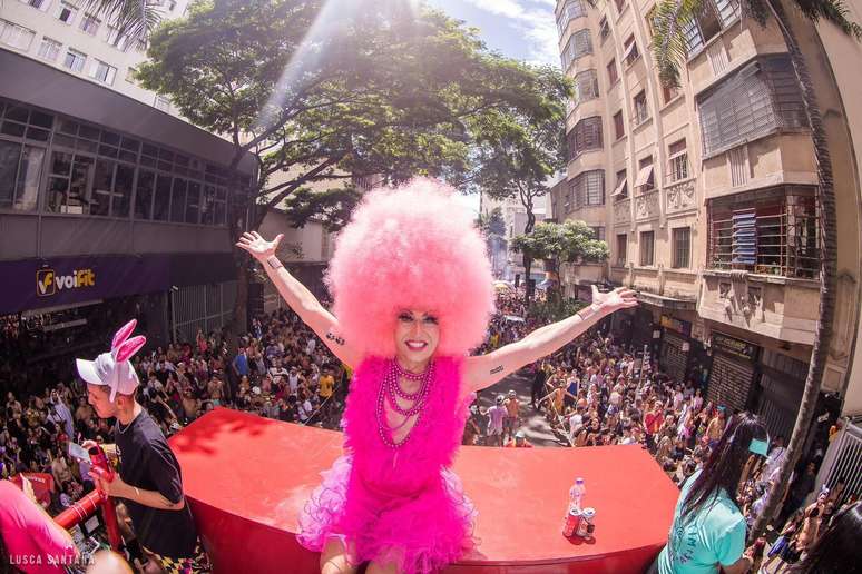 MinhoQueens, de SP, torna qualquer participante uma "drag queen do 'Minhocão'"