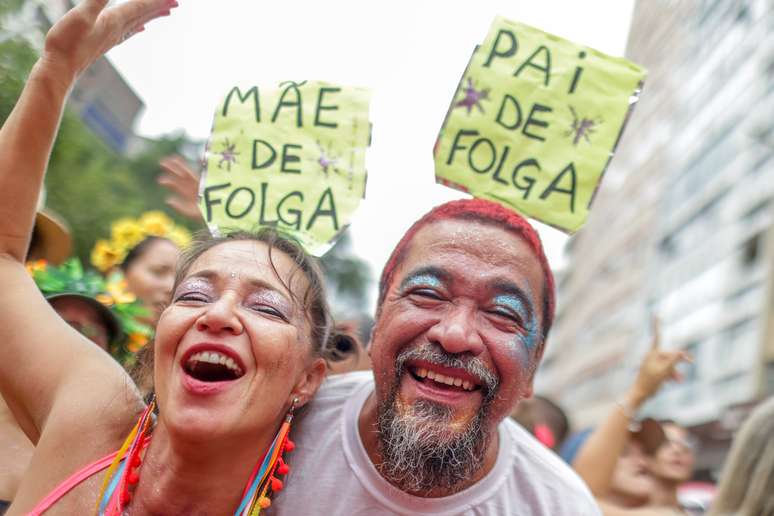 Orang-orang yang bersuka ria menikmati pratinjau karnaval Baixo Augusta pada hari Minggu tanggal 4 ini.