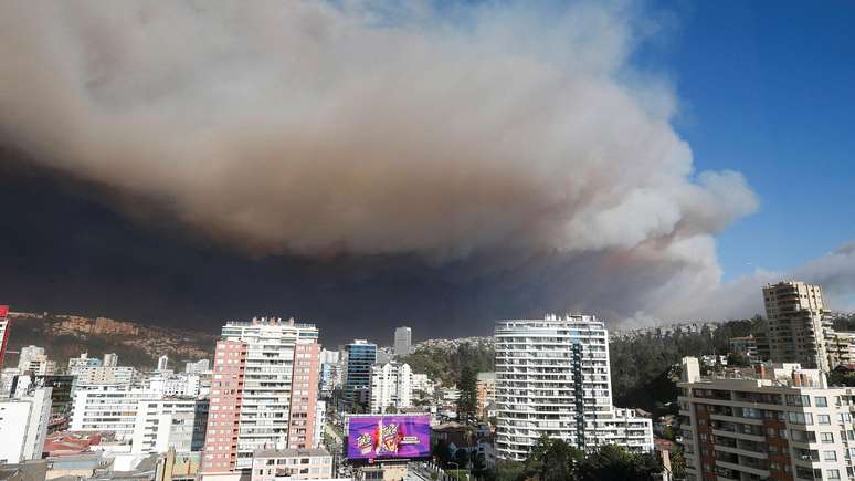Uma espessa nuvem de fumaça cobriu cidades como Viña del Mar
