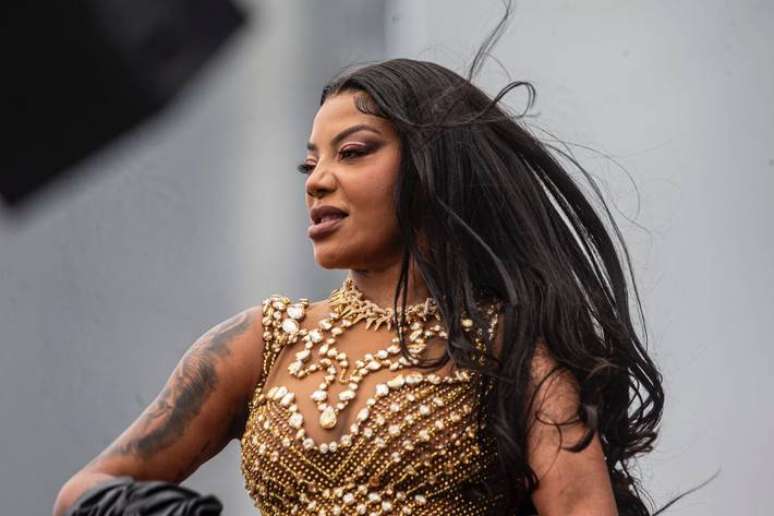 Ludmilla throws water on a group of fans during a show and the moment goes viral;  she watches the video