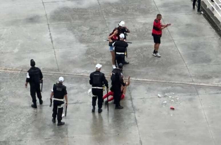 Foto Lucas Bayer / Jogada10 - Legenda: Torcedores de Flamengo e Vasco entraram em confronto nos arredores do Maracanã - Foto Lucas Bayer / Jogada10