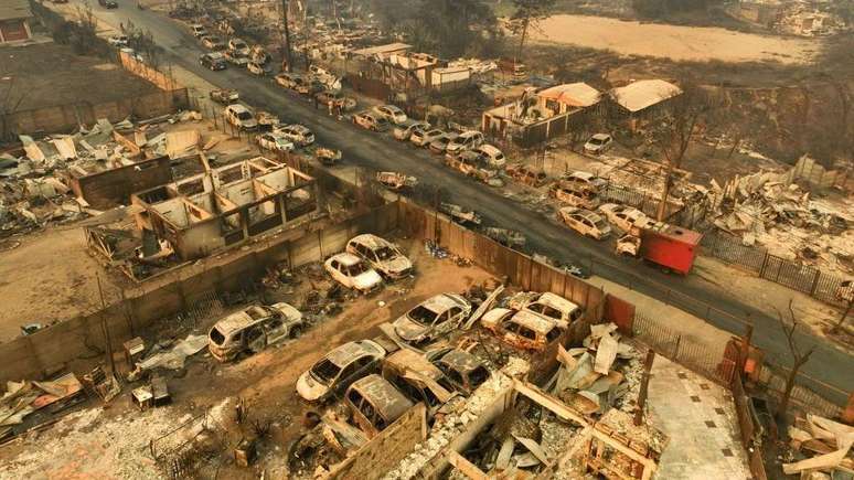 Veículos e casas queimadas na comuna de El Olivar, em Viña del Mar, no Chile