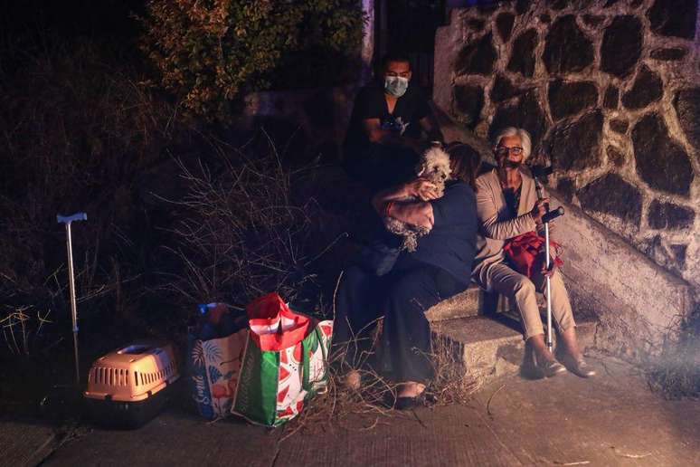 Moradores da região de Valparaíso deixaram local de incêndio com a ajuda de equipes de resgate