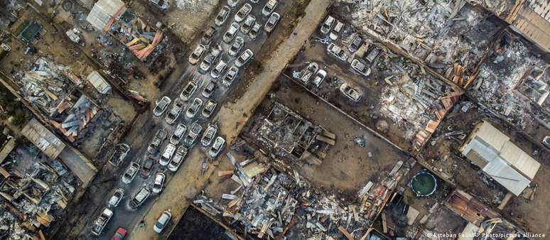 Carros e residências em um bairro de Viña del Mar destruídos pelas chamas