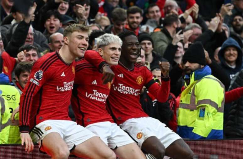 Paul Ellis/AFP via Getty Images - Legenda: Höjlund comemora seu quarto gol consecutivo nas últimas quatro partidas pelo Manchester United. Este tento foi especial para o atacante, já que ele está comemorando 21 anos neste domingo