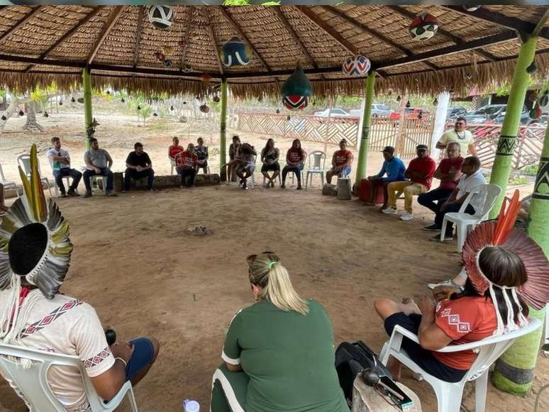 A imagem mostra uma roda de pessoas indígenas, no Ceará.