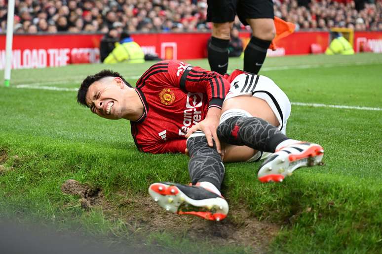 Lisandro Martínez sofre de lesão durante a partida entre Manchester United e West Ham 