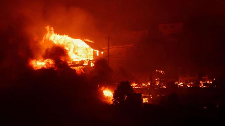 O incêndio atingiu bairros inteiros, como este em Viña del Mar