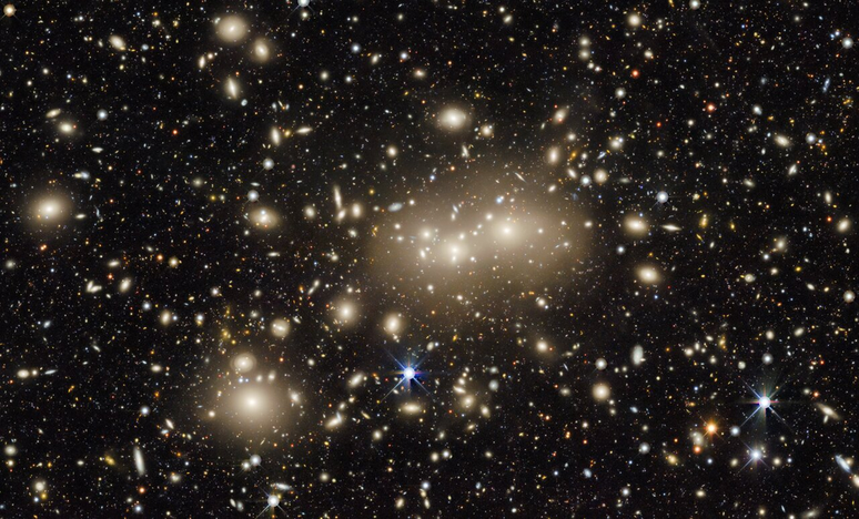 Os aglomerados de galáxias, que em grande escala dão origem a estruturas parecidas com teias (DESI Legacy Imaging Survey/KPNO/NOIRLab/Zamani, Martin)
