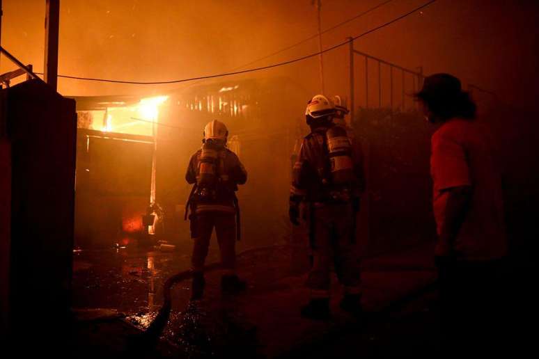 Bombeiros têm trabalhado para acabar com os incêndios no Chile