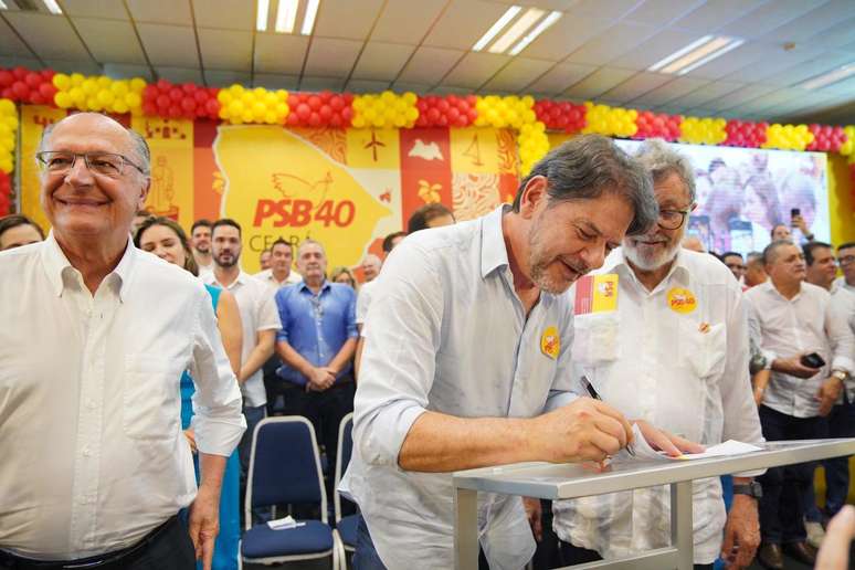 Ao lado de Geraldo Alckmin, Cid Gomes assina filiação ao PSB 