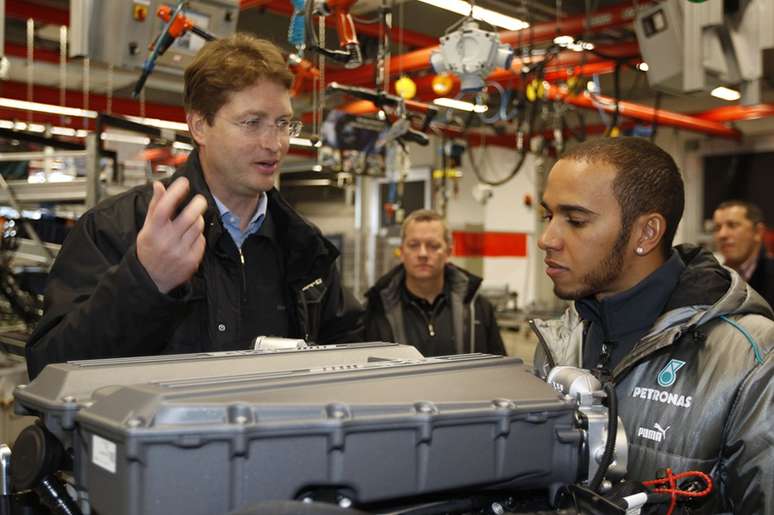 Ola Kallenius guiando Lewis Hamilton em sua primeira visita na fábrica em Stuttgart em 2013