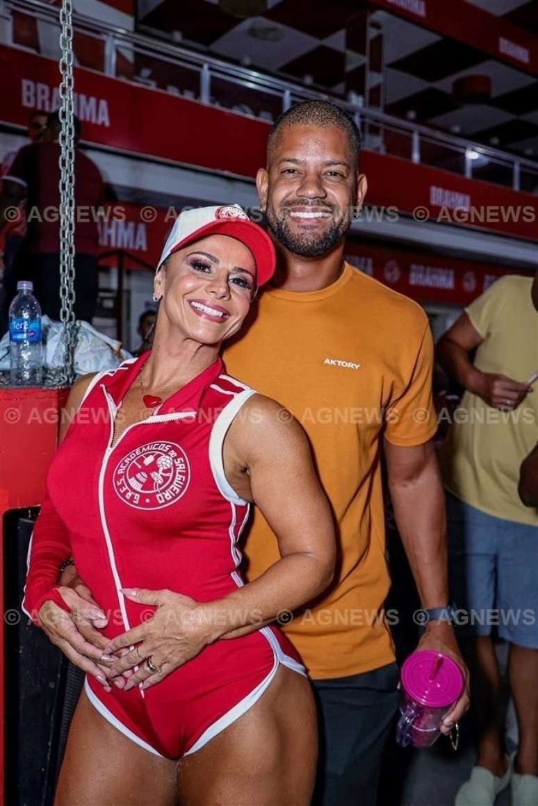 Viviane Ara&uacute;jo e Guilherme Milit&atilde;o compareceram em ensaio do Salgueiro
