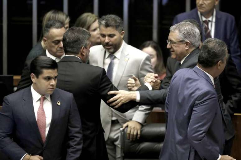 O presidente da Câmara, Arthur Lira (PP-AL), cumprimenta o ministro das Relações Institucionais, Alexandre Padilha, durante sessão de abertura do ano legislativo.