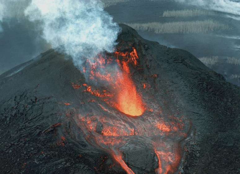 Erupções vulcânicas monstruosas diminuíram a temperatura do planeta drasticamente em época pré-industrial, dificultando estimativas científicas (Imagem: USGS/Unsplash)