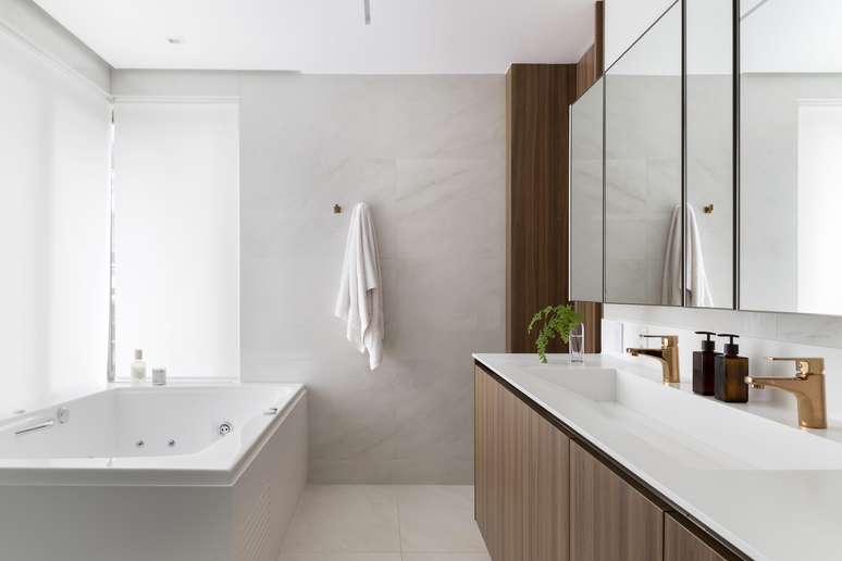 From the balcony to the living room: 7 residential projects with hot tubs