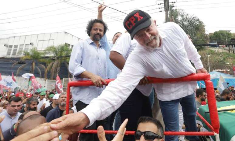 Lula usou o boné com a sigla durante comício no Complexo do Alemão, na zona norte do Rio, em outubro de 2022