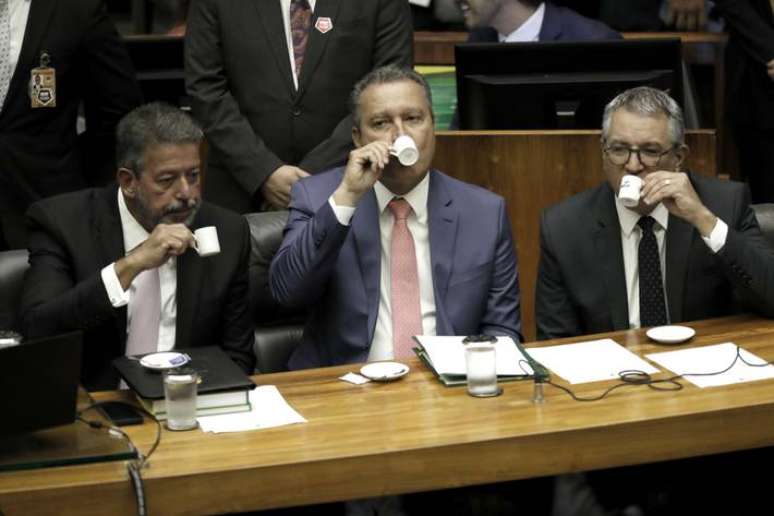 Arthur Lira (PP-AL), presidente da Câmara, Rui Costa, ministro da Casa Civil, e Alexandre Padilha, ministro das Relações Institucionais, no plenário da Câmara, durante cerimônia de abertura do ano legislativo.