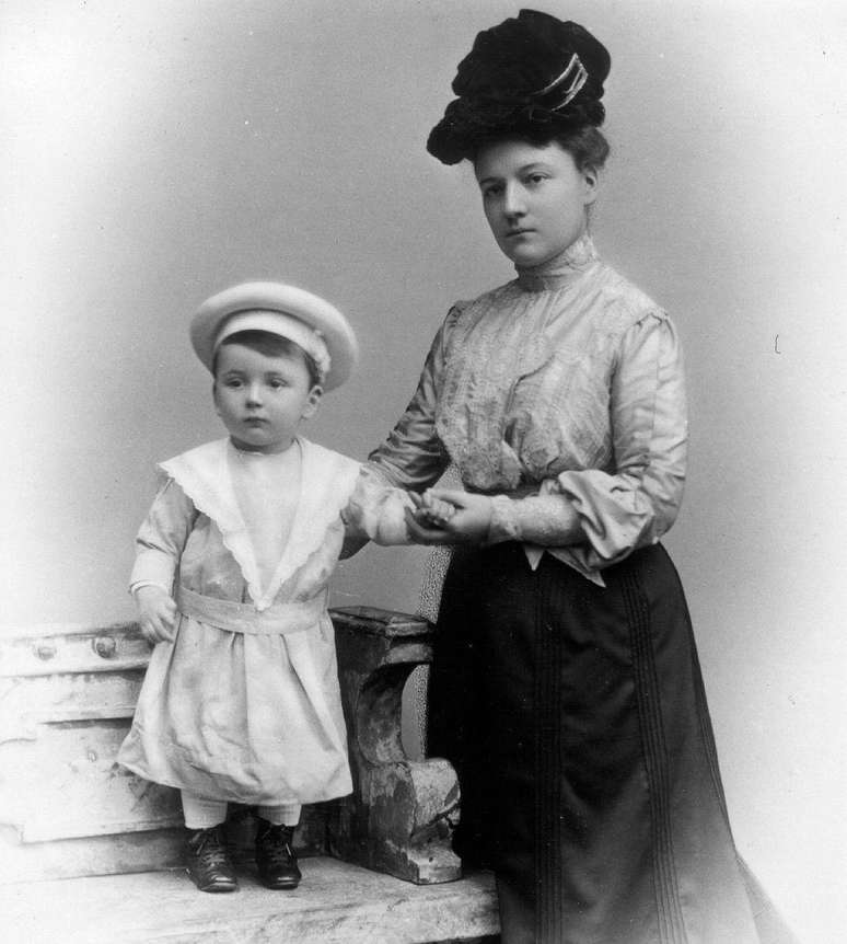 Pauli, aos 20 meses de idade, com sua mãe (© L Grillich, Viena)