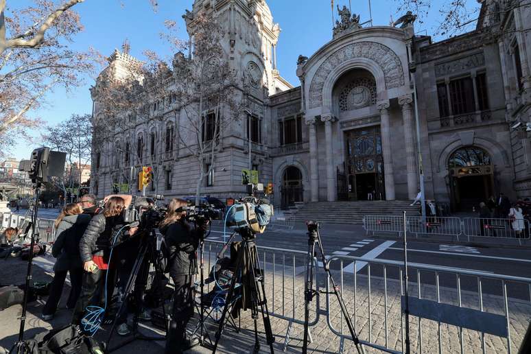 Esther Garcia, advogada da acusadora, faz uma pausa durante o recesso do julgamento do futebolista brasileiro Dani Alves no Supremo Tribunal de Justiça da Catalunha, em Barcelona, em 5 de fevereiro de 2024