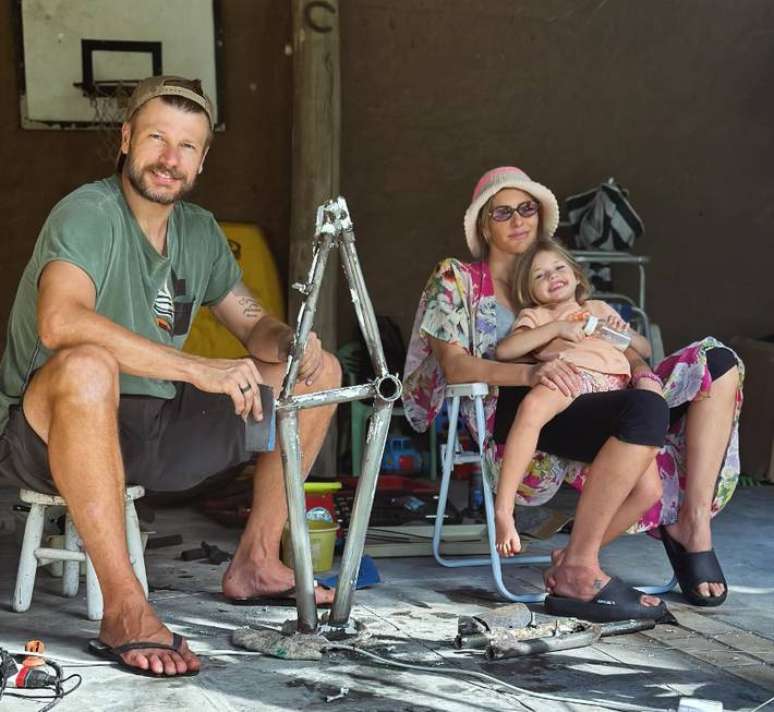 Rodrigo Hilbert, Fernanda Lima e a filha Maria Manoela curtindo juntos enquanto o pai faz projeto de bicicleta para a filha