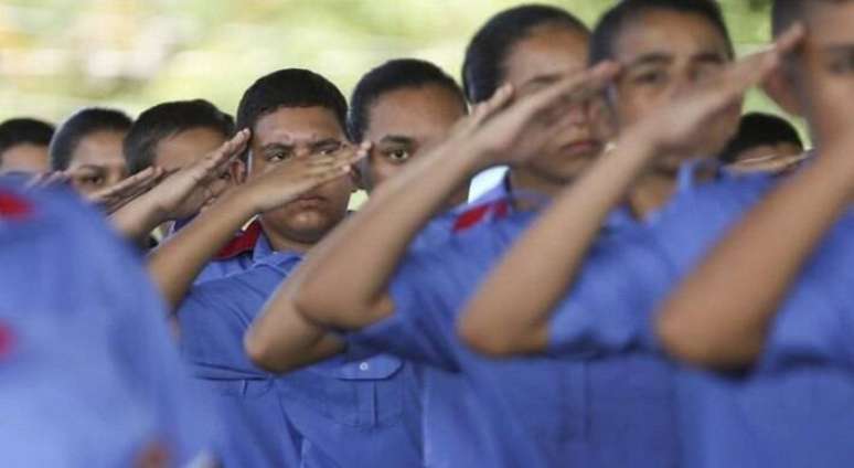 Na prática, a ação pede que essas escolas, em âmbito estadual e federal, não possam mais exigir padrões estéticos e comportamentais baseados na cultura militar.