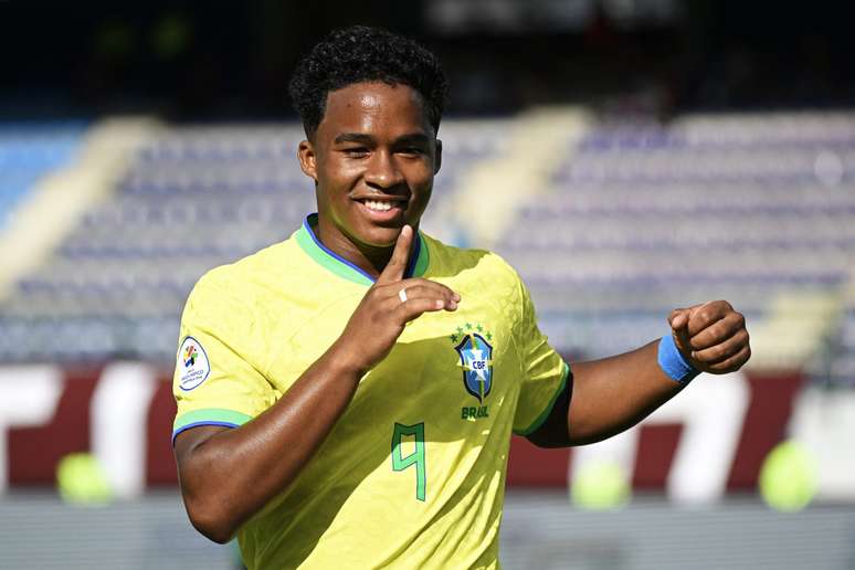 Endrick comemora gol pelo Brasil no torneio Pré-Olímpico