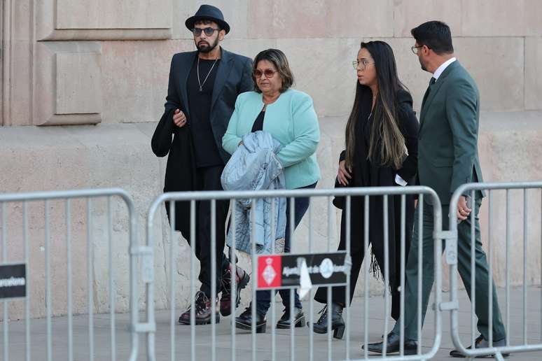 Lucia Alves (2º-L), mãe do futebolista brasileiro Dani Alves, chega para o julgamento com a advogada da família, Graziele Queiroz 