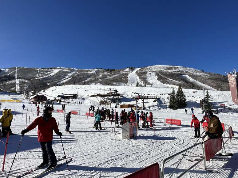 A turma aprendendo a esquiar em Park City Mountain