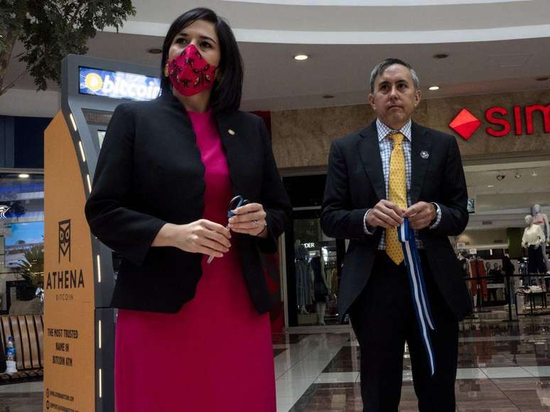 Alguns de seus amigos da escola primária o acompanham hoje no governo, como a ministra da Economia, María Luisa Hayem (na imagem)