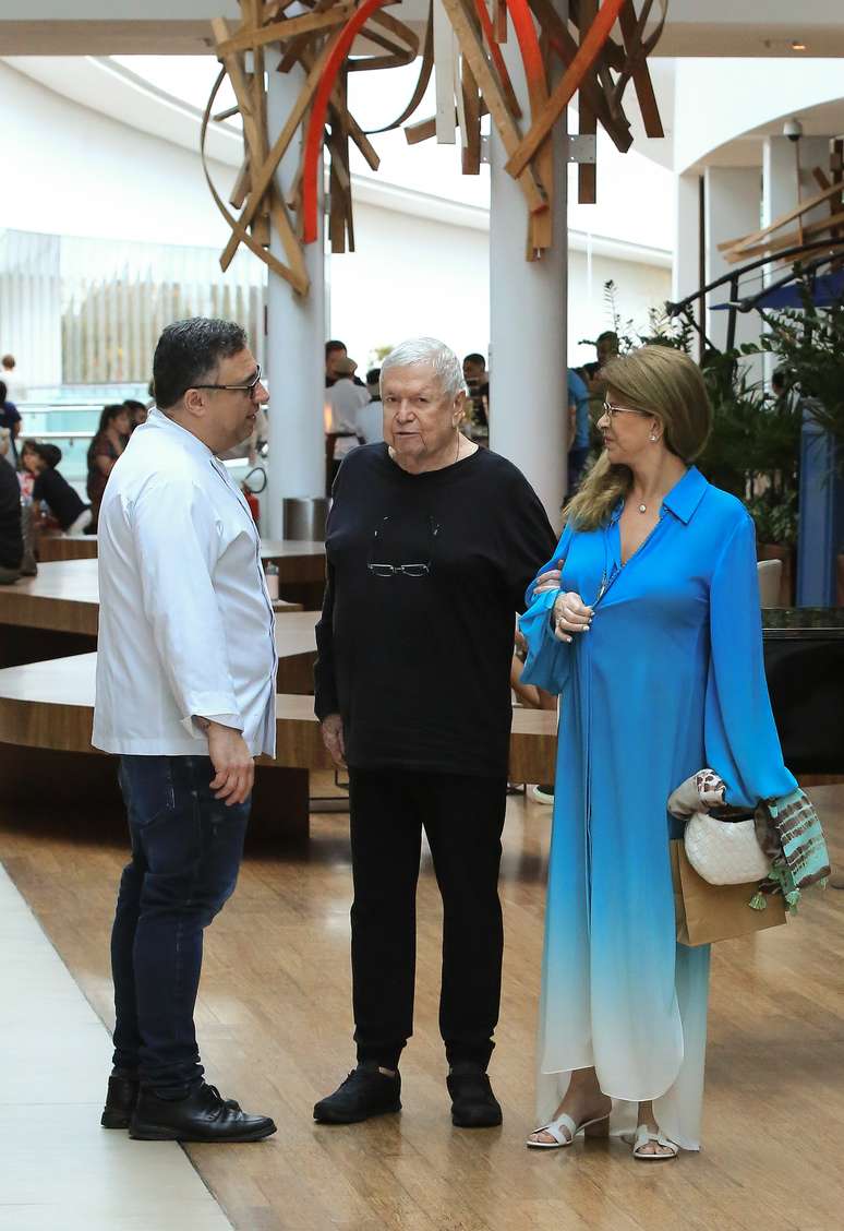 Boni passeia por shopping com a família