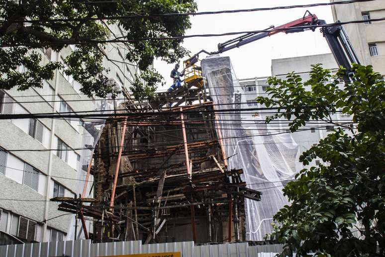 Trabalho de demolição do Casarão das Muletas, palacete histórico localizado no bairro da Bela Vista, centro de São Paulo. O imóvel, que é tombada como patrimônio histórico da cidade desde 2002.