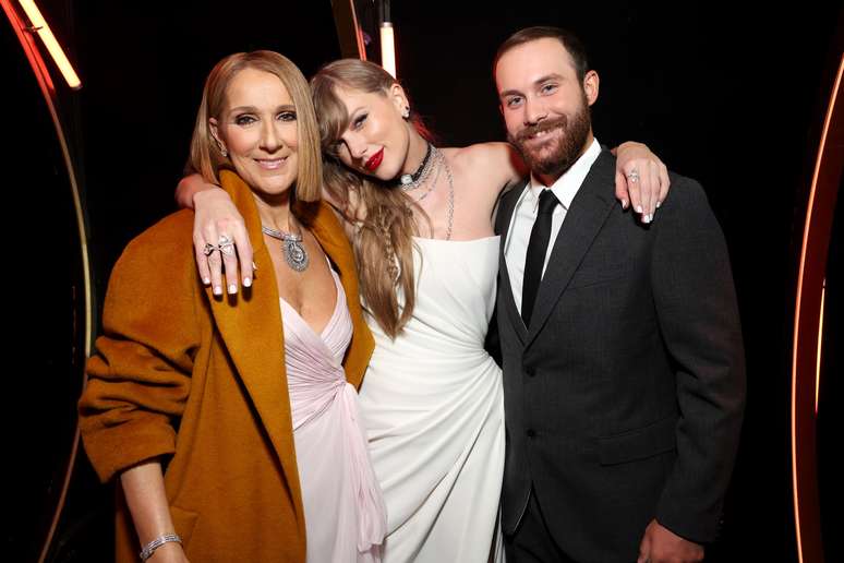 Céline Dion, Taylor Swift e Rene-Charles Angelil no 66º Grammy na Crypto.com Arena em Los Angeles, California, neste domingo, 4 de fevereiro