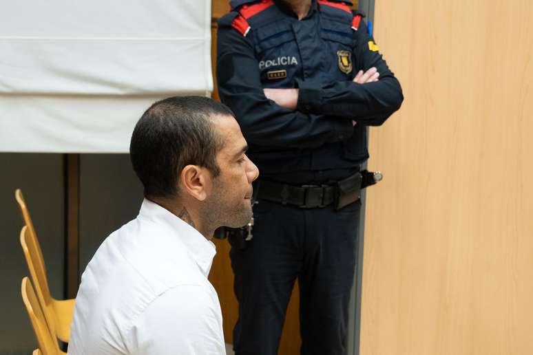 Jogador de futebol Daniel Alves comparece ao tribunal na Corte de Barcelona nesta segunda-feira, 5. Alves é acusado de agressão sexual contra uma mulher no banheiro de uma boate no dia 30 de dezembro de 2022.