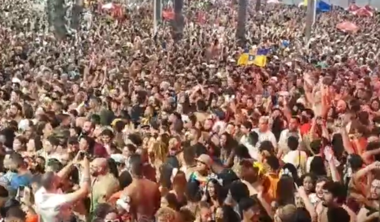 BaianaSystem arrasta multidão no pré-carnaval de Salvador