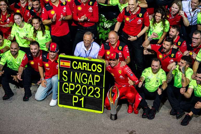 Comemoração da vitória de Sainz em Singapura: um dos momentos em que a Ferrari pode se alegrar em 2023
