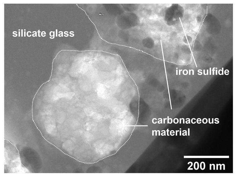 Material carbonáceo encontrado nos respingos de derretimento, com textura esponjosa (Imagem: Reprodução/Megumi Matsumoto et al., Science Advances, 2024)