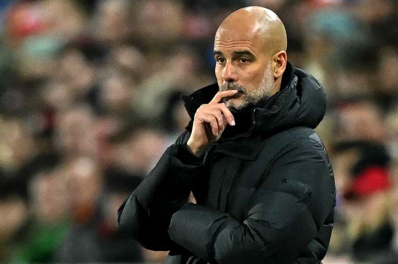 Pep Guardiola observa o jogo entre Brentford x Manchester City 