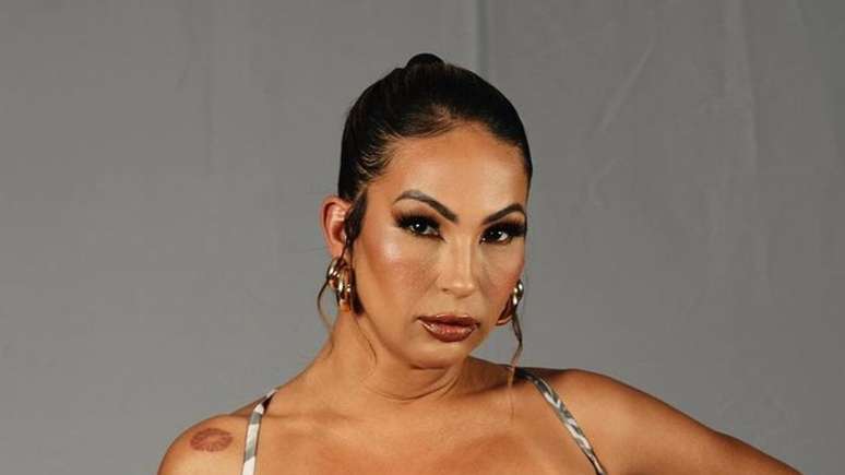 Valesca Popozuda impresses when she appears in a low-cut swimsuit and makes the web tremble