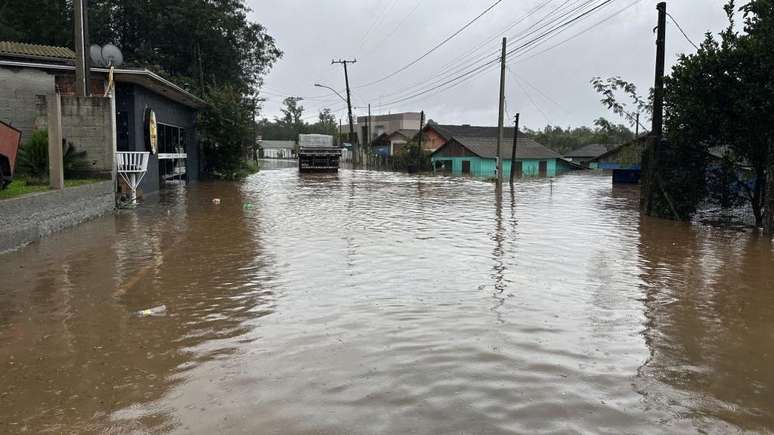 Rua alagada na cidade de Lindolfo Collor, no Rio Grande do Sul, após um ciclone extratropical atingir a região Sul do Brasil em junho de 2023