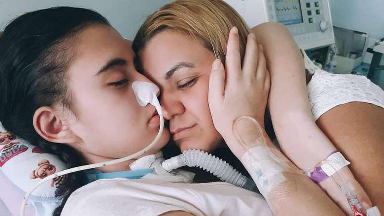 Adolescente ficou 11 meses internada, sendo sete deles em coma, após ter dengue