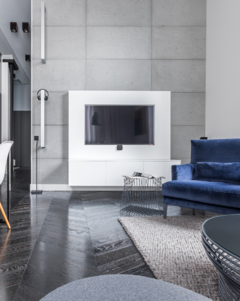 9. Painel para TV: modelo branco é versátil e combina com diversos tipos de décor – Foto: Shutterstock