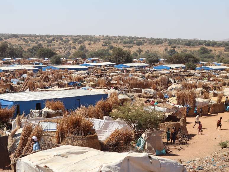 Uma visão geral do campo de refugiados de Ourang em Adre, em 7 de dezembro de 2023, onde vivem os refugiados que fogem do conflito no Sudão. O número de pessoas desenraizadas pela guerra entre generais rivais no Sudão é de quase oito milhões, afirmou a ONU em 31 de janeiro de 2024.