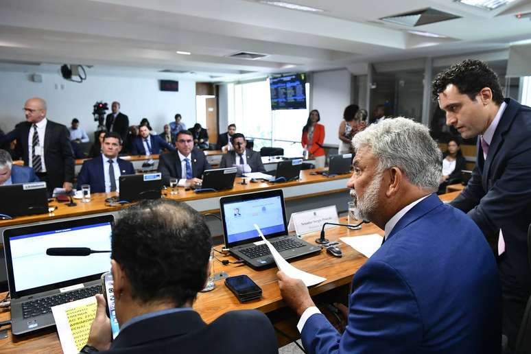 Comissão de Segurança Pública (CSP) realiza reunião com 4 itens. Entre eles, o PL 2.253/2022, que dispor sobre a monitoração eletrônica do preso, prever a realização de exame criminológico para progressão de regime e extinguir o benefício da saída temporária. Mesa: presidente da CSP, senador Sérgio Petecão (PSD-AC); vice-presidente da CSP, senador Jorge Kajuru (PSB-GO). Foto: Geraldo Magela/Agência Senado