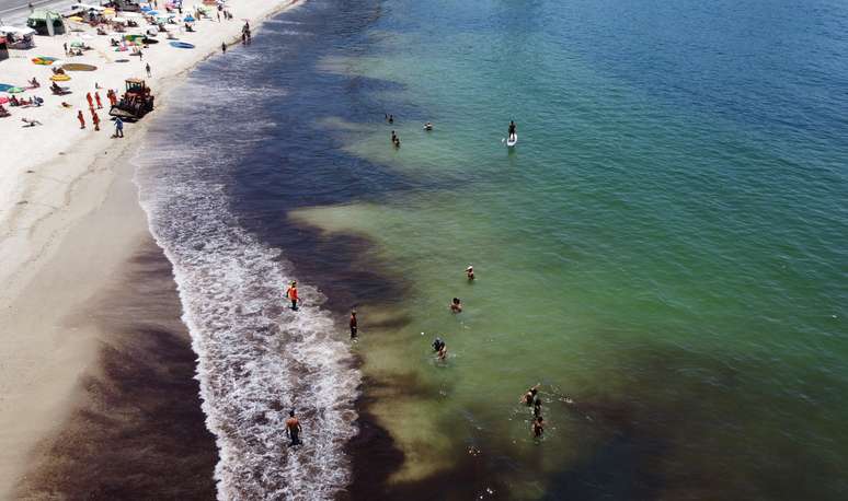 Exemplo de 'maré vermelha' registrada em praia do Rio de Janeiro, em 2021