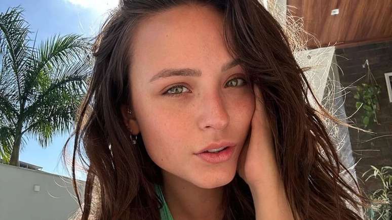 Larissa Manoela appears in a thong bikini and exudes good shape