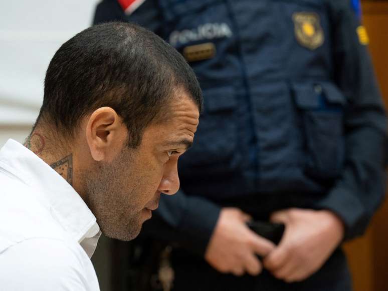 A imagem mostra o ex-jogador Daniel Alves durante o julgamento no Supremo Tribunal de Justiça da Catalunha em Barcelona, na Espanha, em 5 de janeiro de 2024.