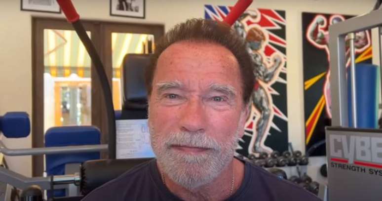 Arnold Schwarzenegger revela que suas netas comem a mesma comida oferecida aos animais de sua fazenda.