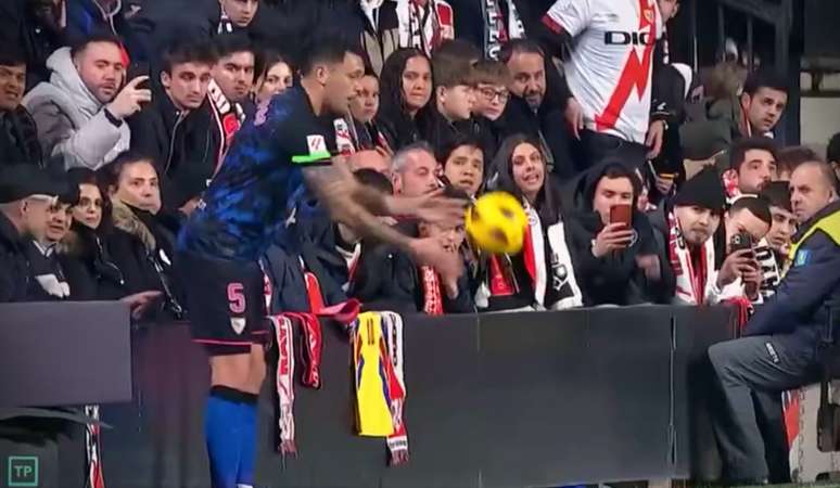 Jogador do Sevilla foi tocado por torcedor do Rayo Vallecano, na Espanha